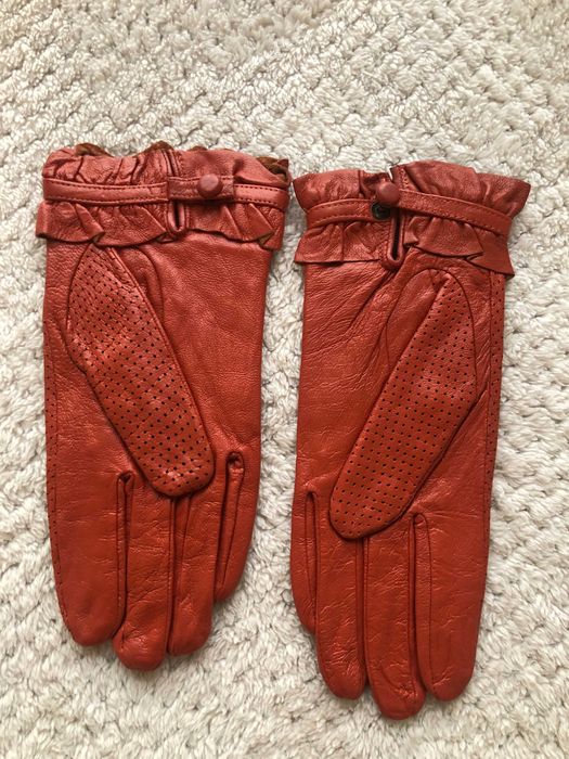 Кожени ръкавици в ефектен цвят