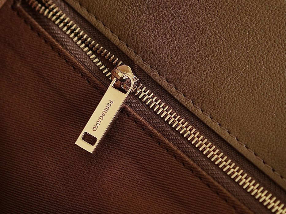 Geanta Salvatore Ferragamo 38cm, tip Premium