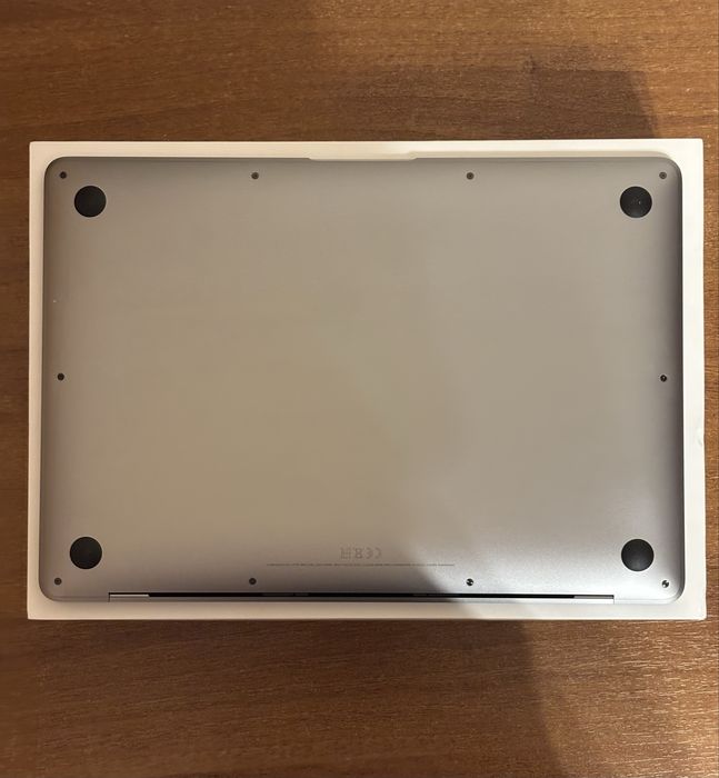 MacBook Air M1 2020, 8GB RAM, 256GB SSD + cutie + husă