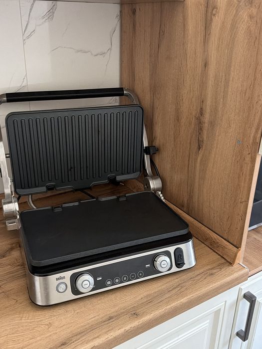 Продам грильницу Braun