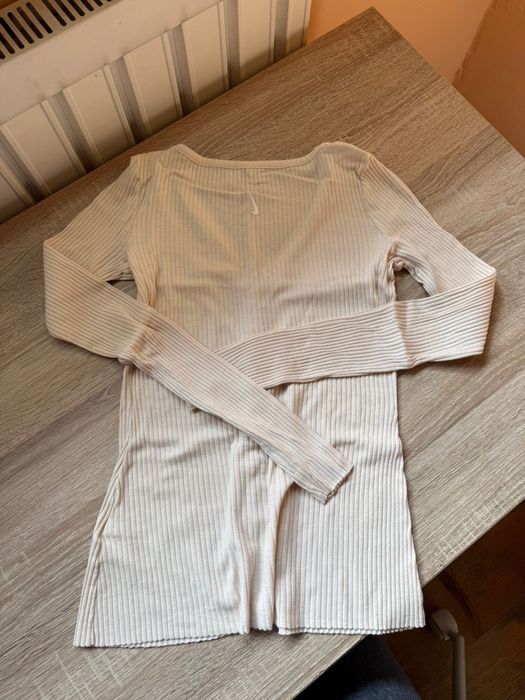 Bluza crem Nike in stare ff buna  material deosebit de comod!
