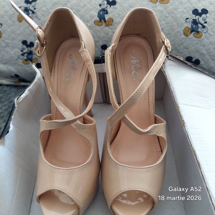 Sandale cu platformă