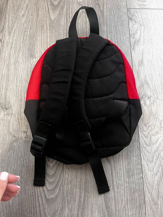 Нова детска раничка Ferrari