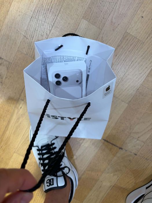 Iphone 17 pro max white