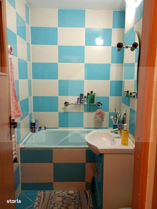 Apartament de vanzare, cu 3 camere, decomandat, 65 mp, cartierul Ciucu