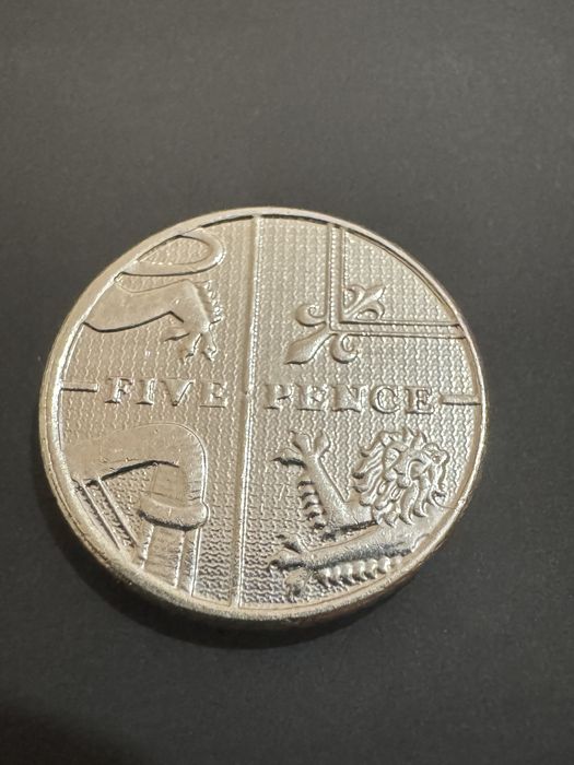 Монета пет пенса куриоз