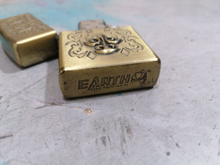 Doua brichete metalice