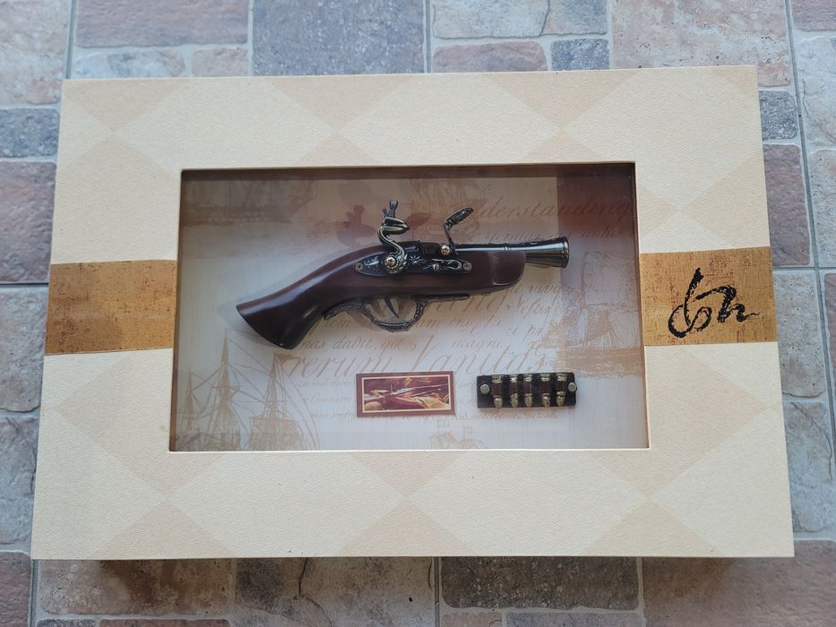 Tablou tip panoplie cu pistol decorativ