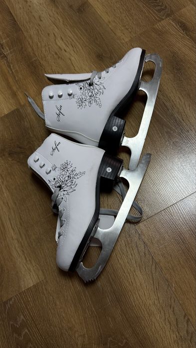 Коньки фигурные для девочки