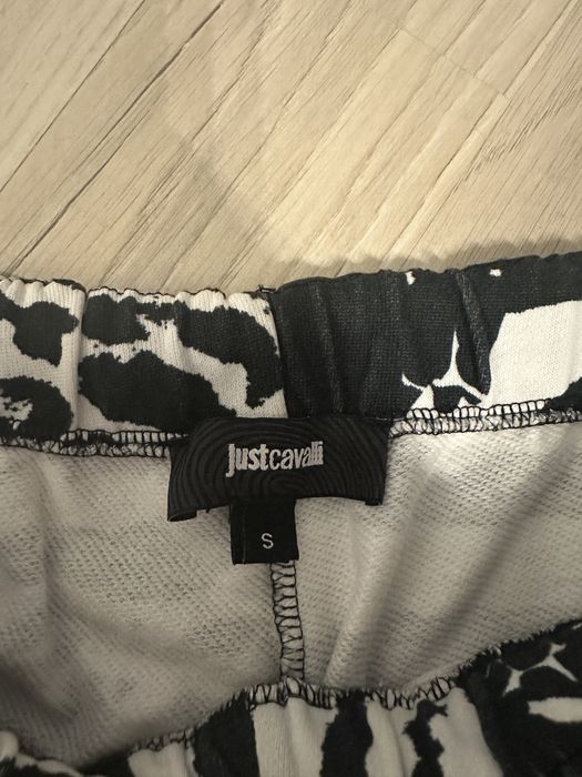 Vand pantaloni scurti Just Cavali