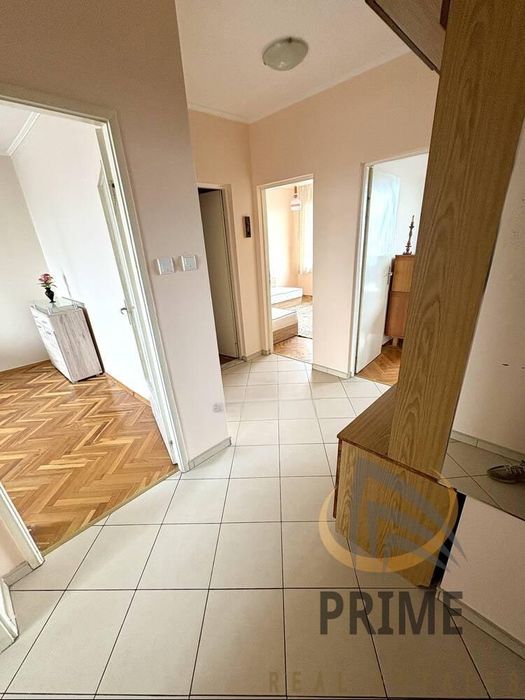 Дава се под наем Тристаен апартамент в Бургас, Братя Миладинови - 110 кв.м за 561 € - Снимка #2