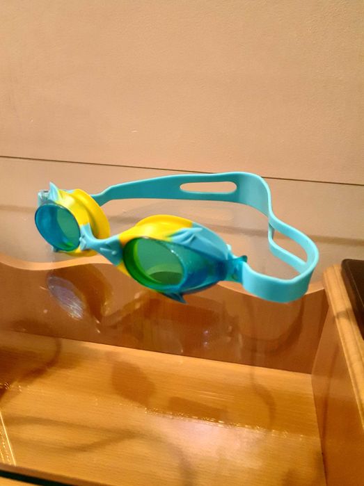 Очки для плавания.