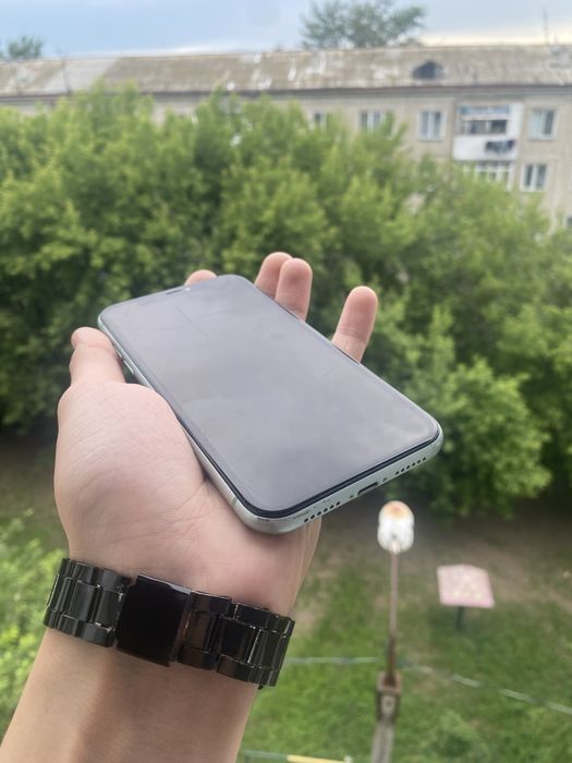 Продам заблокированный iphone 11