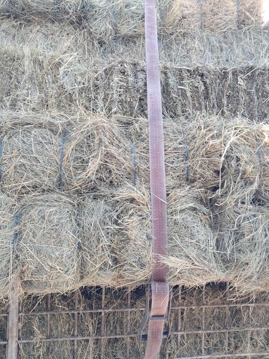 Vând baloți de fân