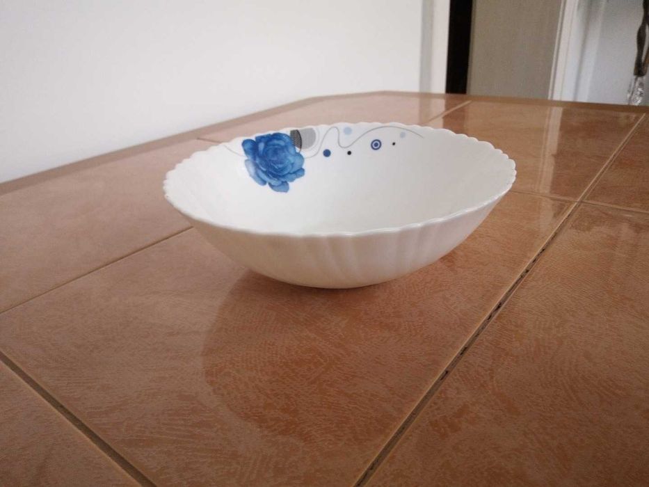 Bol din sticlă opaloasă / ceramică fină cu trandafir albastru – 18 cm (Ca nou)