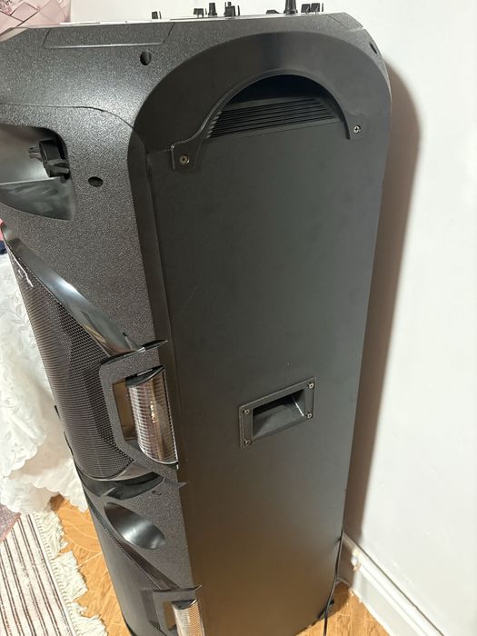 Boxa Akai se aude puternic