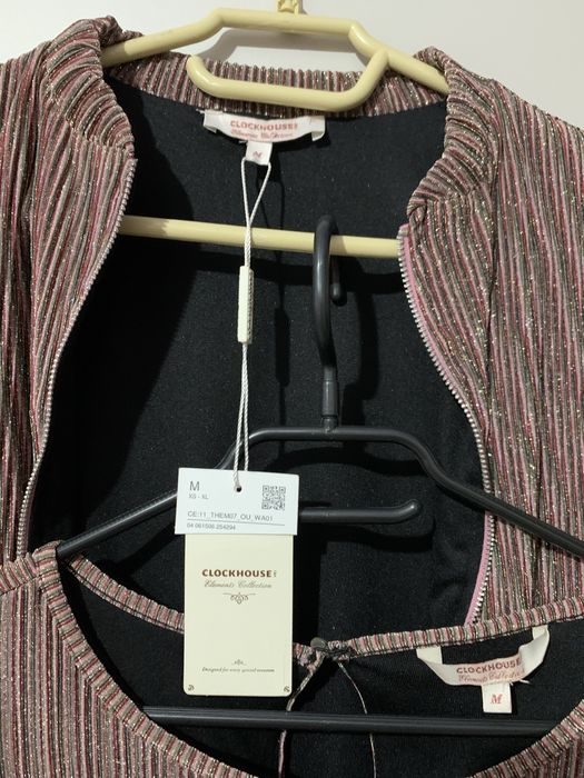 Compleu=salopeta+jacheta. Este cu maneca scurta tip pantalon.