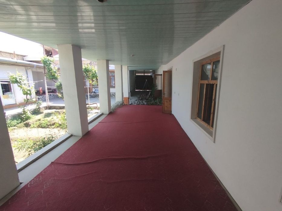 Uy sotiladi srochno yashashga tayyor 8 sotok 8 xona hamma qulayliklar