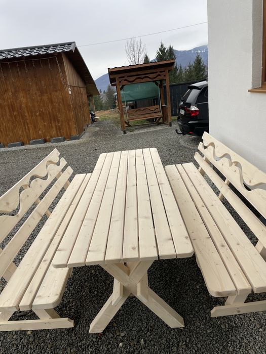 Vând set masă cu bănci