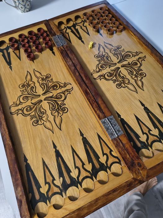 Ръчно изработена дървена табла (бекгемън) – резба, над 20 години
