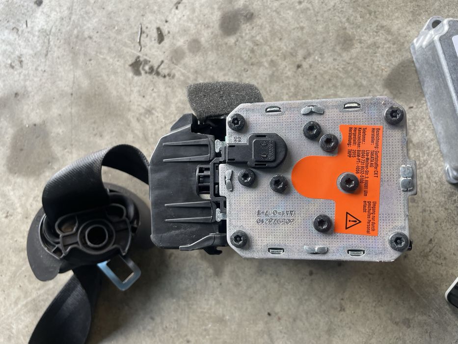 Centura stanga dreapta fata cu capsa Audi A4 A5 b8