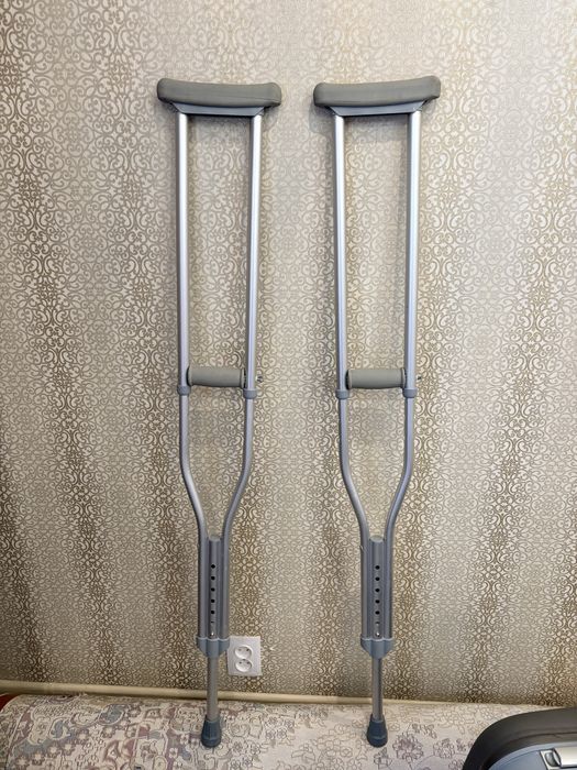 Продам подмышечные костыли