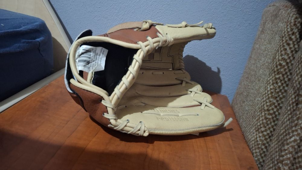 Vând mânușă Baseball/Softball. Primed 12 Velocity.+doua mingi.