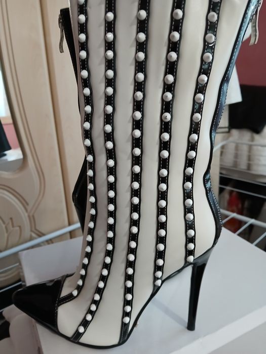 Botine lungi ,toc înalt de 12 cm  Urgent