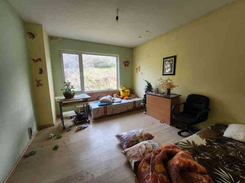 Продава се двуетажна къща с двор в гр. Перущица