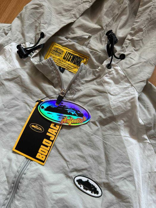Geaca Corteiz cu eticheta (nu Nike, Gucci, Adidas, Balenciaga)