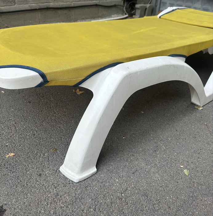 Лежаки для бассейна