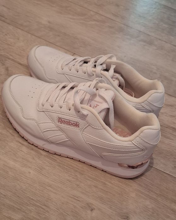 Кроссовки женские