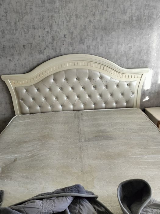 Продам спальня кровать шкаф комод тумба