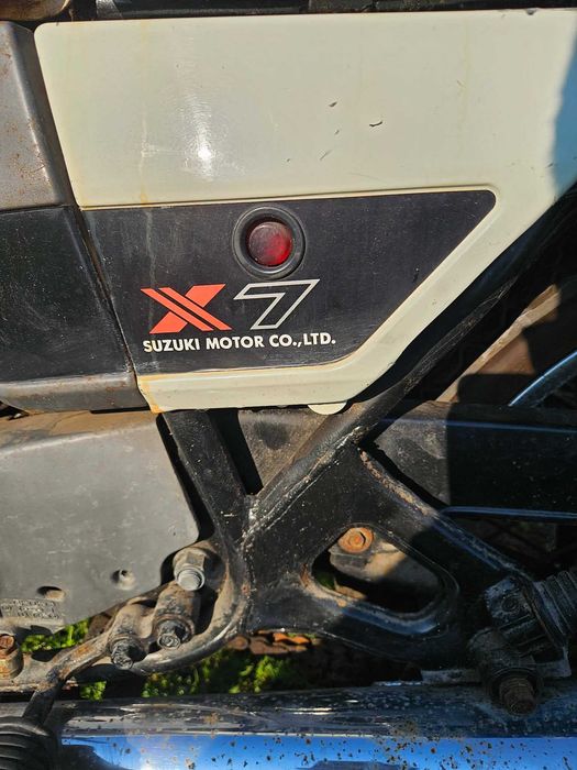 Motocicletă Suzuki Clasică – Proiect Restaurare / Colecție