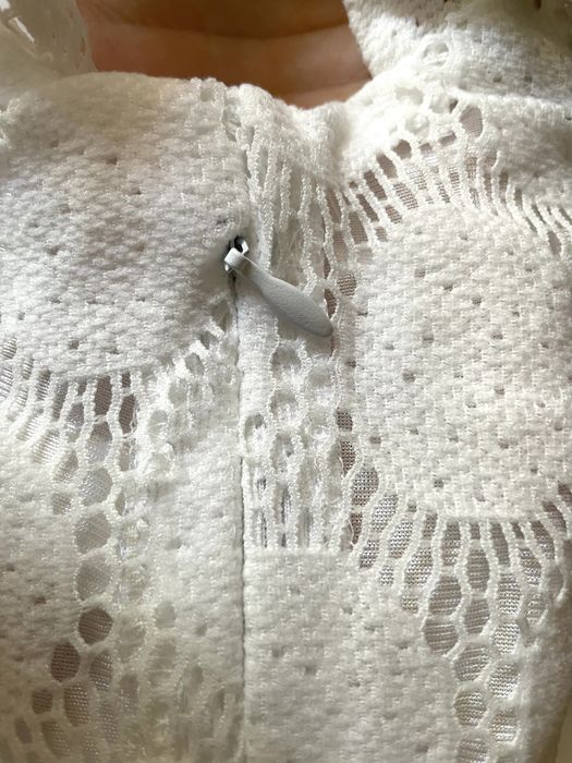 Бяла рокля от нежна памучна дантела