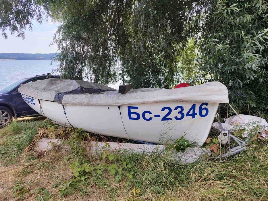 Регистрирана стъклопластова лодка Fish Boat 450 Царево + Покривало и Гребла – яз. Искър