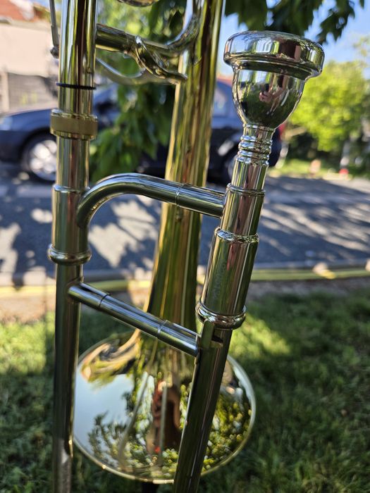 Trombon tug Roy Benson ca nou