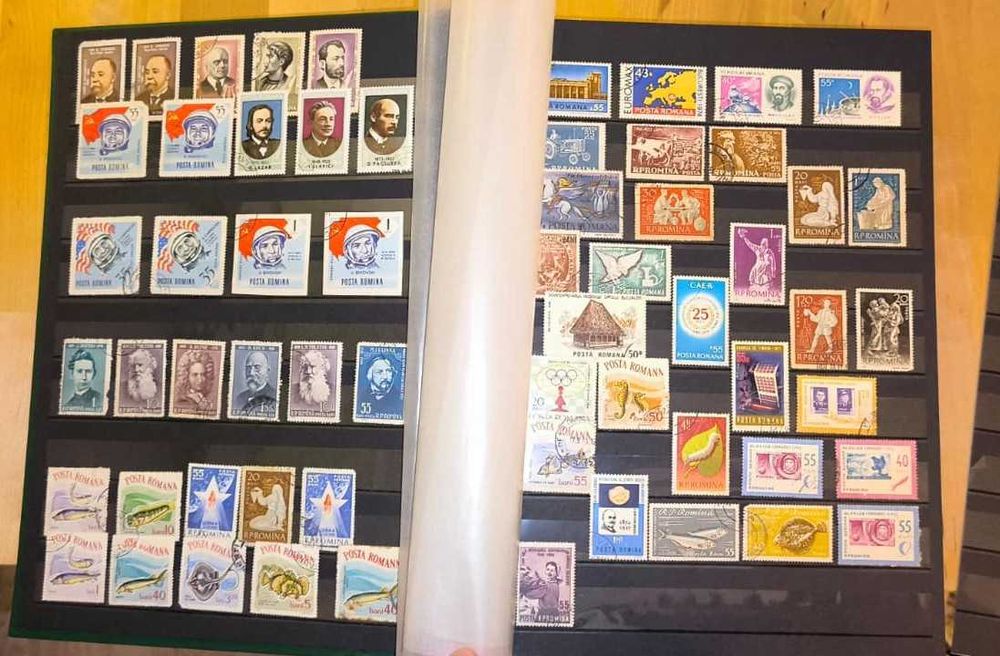 Clasor cu aprox 450 timbre
