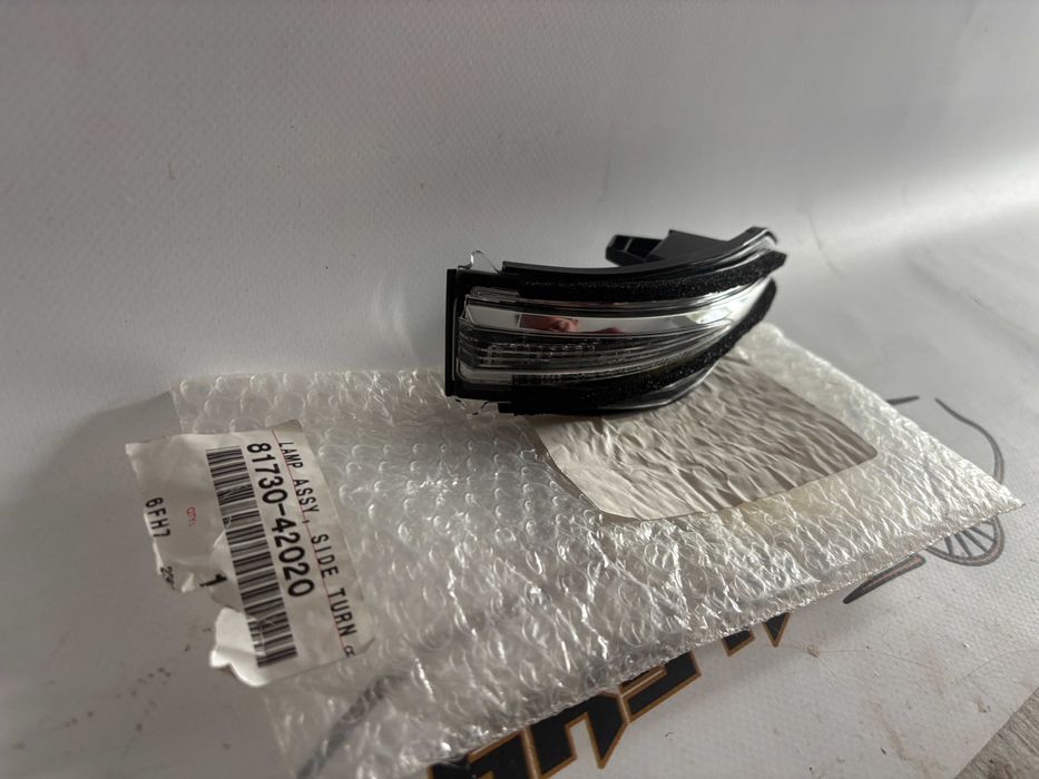 Semnal oglinda dreapta Toyota Rav4 dupa 2012 original cod 81730-42020 NOU