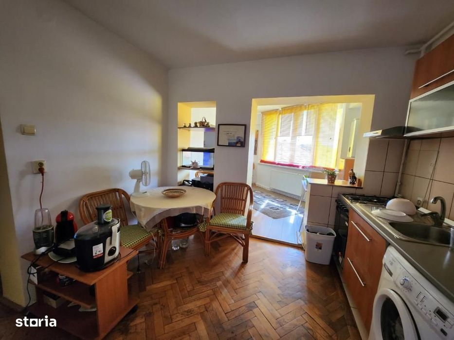 De vanzare Apartament 4 camere, zona Caroline.