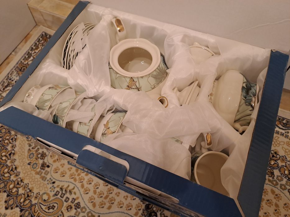 Фарфоровый чайный сервиз