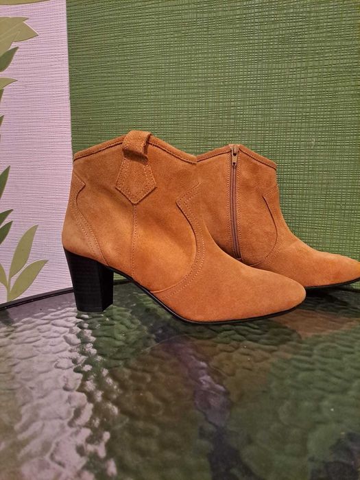Botine de culoare camel din piele întoarsă, mărimea 38 Lola Gonzales