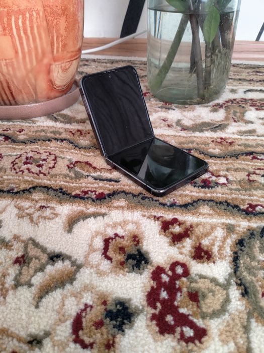 Продам самсунг флип 4 в идеальном сосьоянии