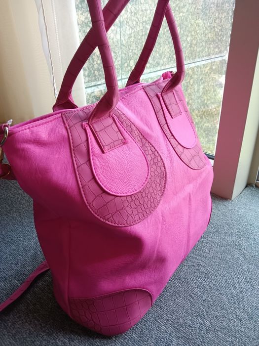 Много удобна дамска чанта, в която лесно ще съберете и ще откривате вс