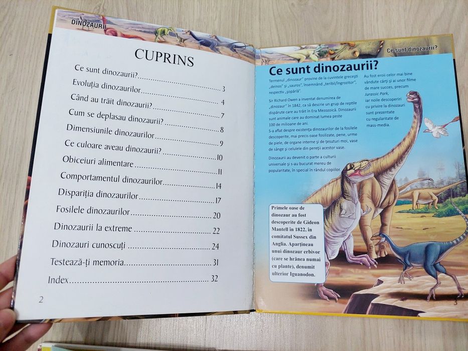 Set 3 cărți cu Dinozauri și o carte despre Spațiu