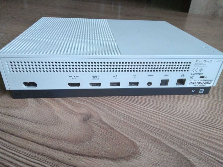 Xbox One S 500 GB + игри