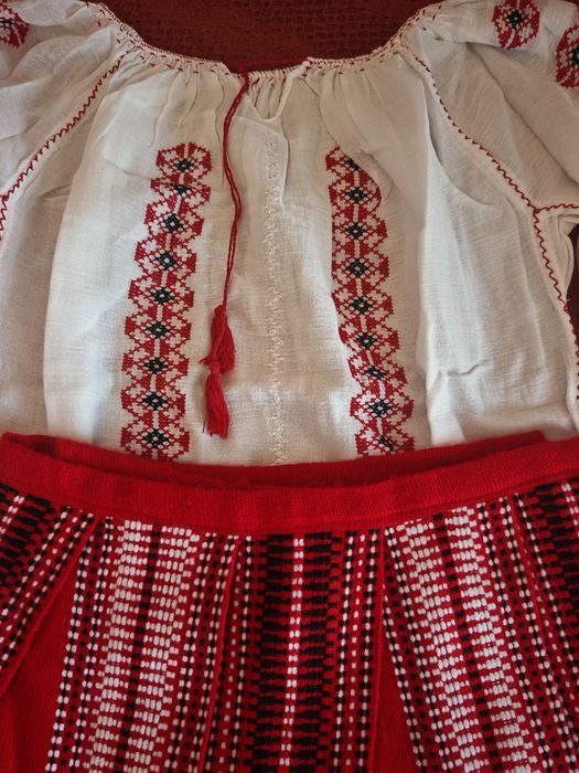 Costumul popular Moldovenesc, ie cusută manual
