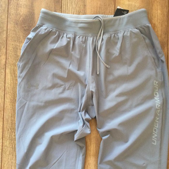 НОВО сиво вталено тънко долнище анцуг UNDER ARMOUR размер L от САЩ