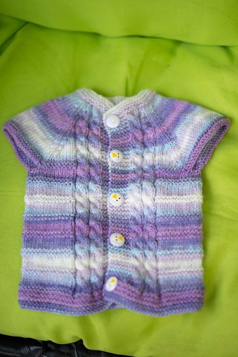 Ръчно плетени детски дрешки.