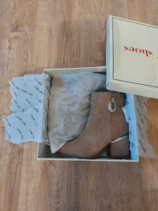 •	Botine noi, imitatie piele intoarsa si intarsii metalizate